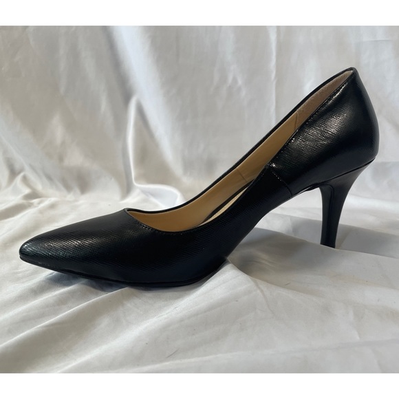 Kelly & Katie Misha Pump - Picture 2 of 6